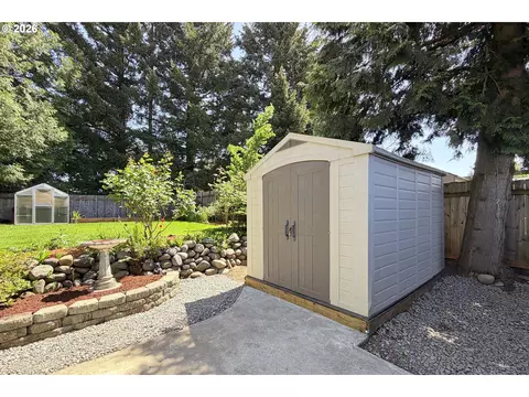 Exterior - 1504 NE Village Squire Ct, Gresham, OR 97030 photo 12 of 16