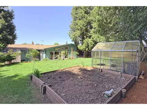 Exterior - 1504 NE Village Squire Ct, Gresham, OR 97030 photo 7 of 16