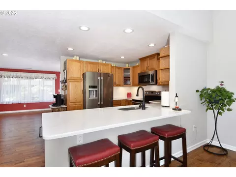 Kitchen - 1504 NE Village Squire Ct, Gresham, OR 97030 photo 3 of 4