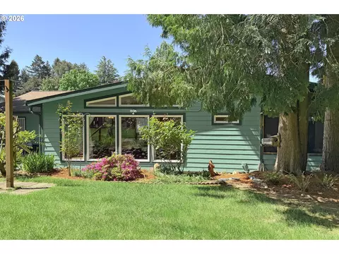 Exterior - 1504 NE Village Squire Ct, Gresham, OR 97030 photo 4 of 16