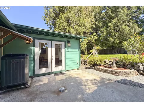 Exterior - 1504 NE Village Squire Ct, Gresham, OR 97030 photo 10 of 16