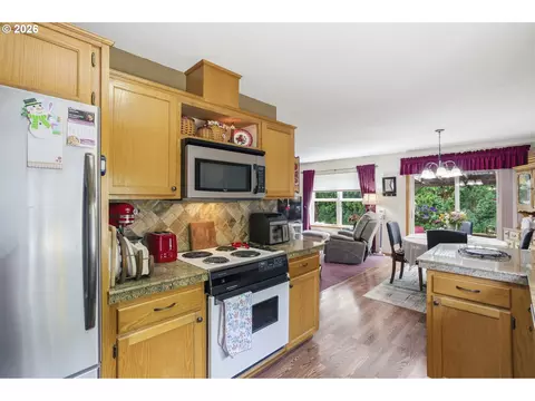Kitchen - 2278 SE Kane Ave, Gresham, OR 97080 photo 4 of 4