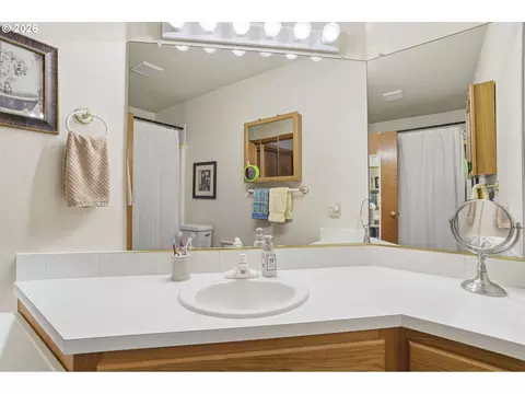 Bath - 2278 SE Kane Ave, Gresham, OR 97080 photo 2 of 4