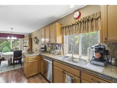 Kitchen - 2278 SE Kane Ave, Gresham, OR 97080 photo 3 of 4