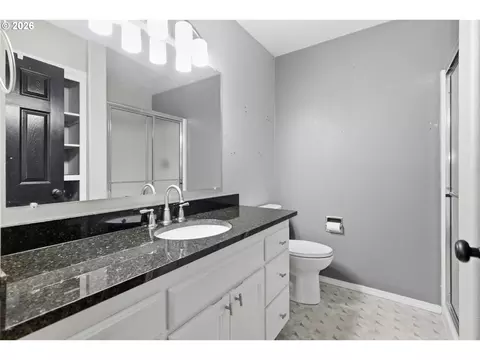 Bath - 6819 Simeon Dr, Springfield, OR 97478 photo 1 of 2