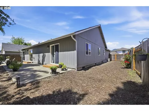 Exterior - 6819 Simeon Dr, Springfield, OR 97478 photo 7 of 10