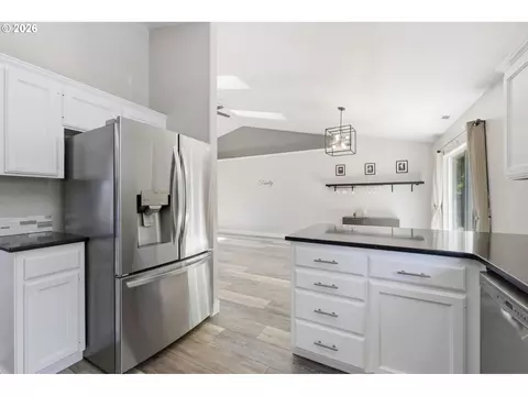 Kitchen - 6819 Simeon Dr, Springfield, OR 97478 photo 5 of 5
