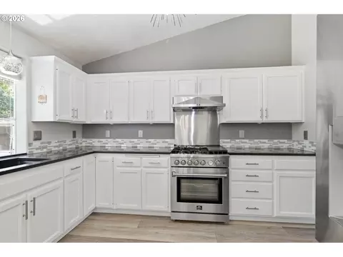 Kitchen - 6819 Simeon Dr, Springfield, OR 97478 photo 3 of 5