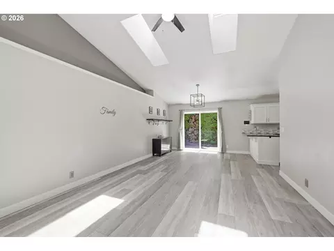 Living - 6819 Simeon Dr, Springfield, OR 97478 photo 6 of 8