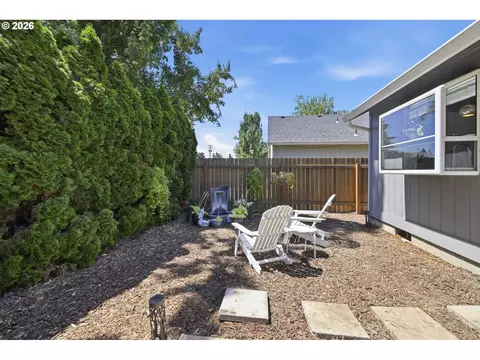 Exterior - 6819 Simeon Dr, Springfield, OR 97478 photo 9 of 10