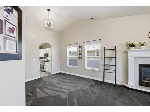 Living - 6819 Simeon Dr, Springfield, OR 97478 photo 3 of 8