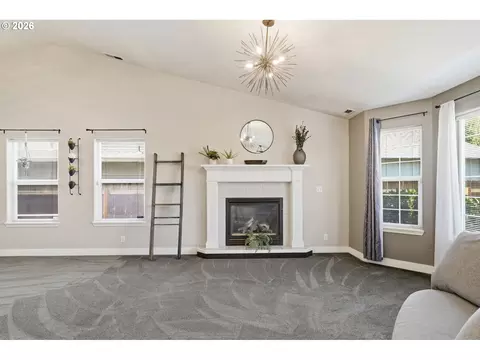 Living - 6819 Simeon Dr, Springfield, OR 97478 photo 5 of 8