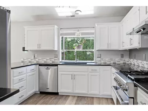 Kitchen - 6819 Simeon Dr, Springfield, OR 97478 photo 2 of 5