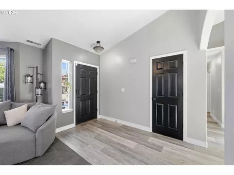 Entry Way - 6819 Simeon Dr, Springfield, OR 97478 photo 2 of 2