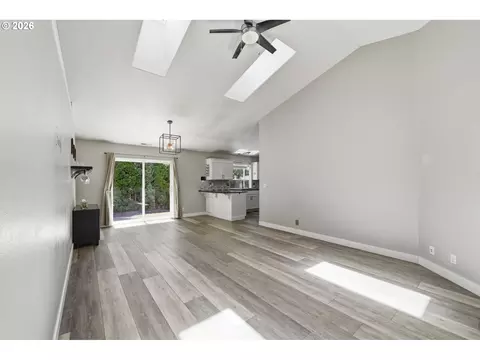 Living - 6819 Simeon Dr, Springfield, OR 97478 photo 8 of 8