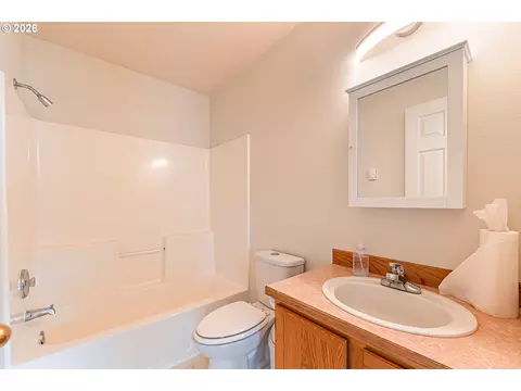 Bath - 4096 S E St, Springfield, OR 97478 photo 1 of 4