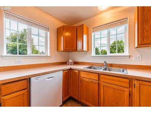 Kitchen - 4096 S E St, Springfield, OR 97478 photo 2 of 4