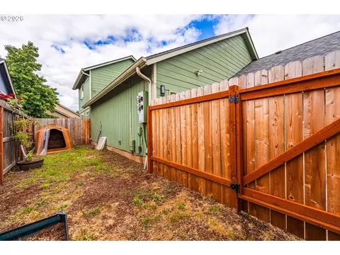 Exterior - 4096 S E St, Springfield, OR 97478 photo 6 of 6