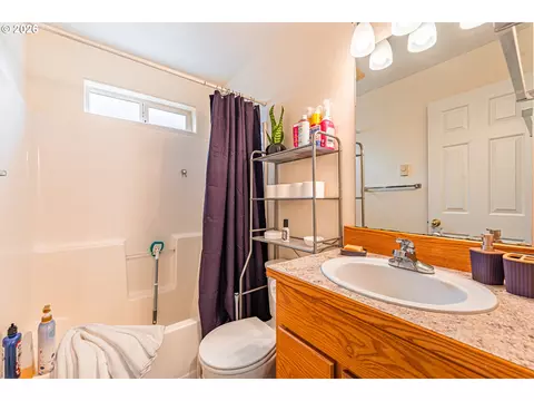 Bath - 4096 S E St, Springfield, OR 97478 photo 3 of 4