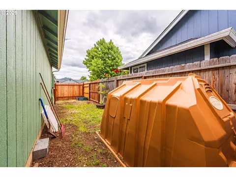 Exterior - 4096 S E St, Springfield, OR 97478 photo 5 of 6