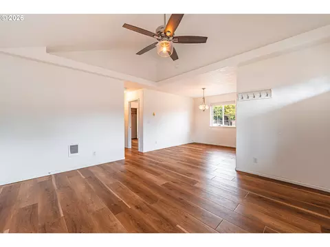 Living - 4096 S E St, Springfield, OR 97478 photo 2 of 4