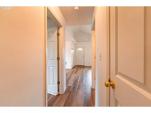 Entry Way - 4096 S E St, Springfield, OR 97478 photo 1 of 4