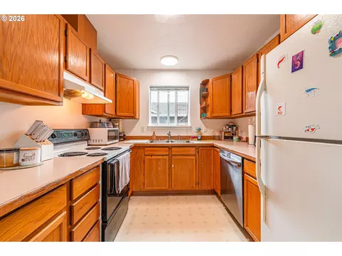 Kitchen - 4096 S E St, Springfield, OR 97478 photo 3 of 4