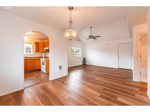 Living - 4096 S E St, Springfield, OR 97478 photo 3 of 4