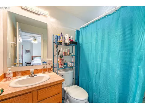 Bath - 4096 S E St, Springfield, OR 97478 photo 4 of 4