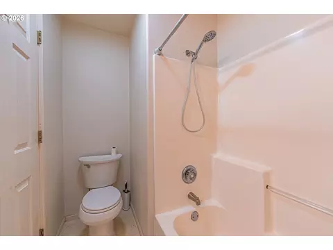 Bath - 4096 S E St, Springfield, OR 97478 photo 2 of 4