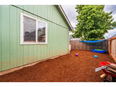 Exterior - 4096 S E St, Springfield, OR 97478 photo 3 of 6