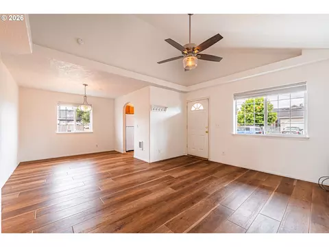 Living - 4096 S E St, Springfield, OR 97478 photo 1 of 4