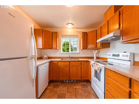 Kitchen - 4096 S E St, Springfield, OR 97478 photo 1 of 4