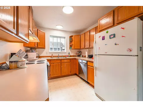 Kitchen - 4096 S E St, Springfield, OR 97478 photo 4 of 4