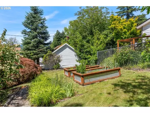 Exterior - 115 SW Regulator St, Cascade Locks, OR 97014 photo 6 of 7