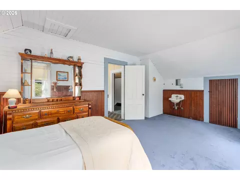 Bedroom - 115 SW Regulator St, Cascade Locks, OR 97014 photo 3 of 5