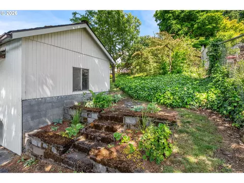 Exterior - 115 SW Regulator St, Cascade Locks, OR 97014 photo 7 of 7