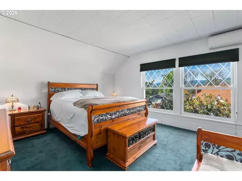 Bedroom - 115 SW Regulator St, Cascade Locks, OR 97014 photo 4 of 5