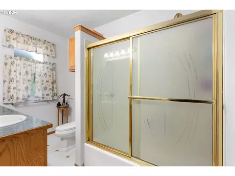Bath - 115 SW Regulator St, Cascade Locks, OR 97014 photo 1 of 1