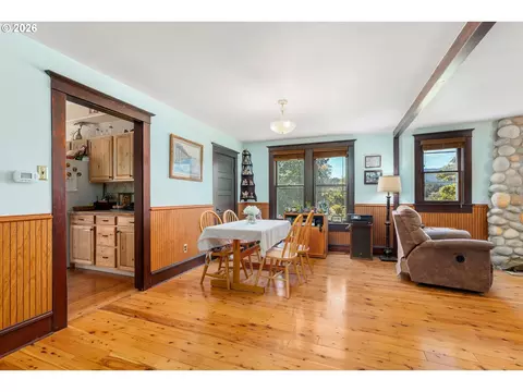 Dining - 115 SW Regulator St, Cascade Locks, OR 97014 photo 1 of 1