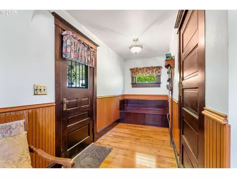 Entry Way - 115 SW Regulator St, Cascade Locks, OR 97014 photo 1 of 6