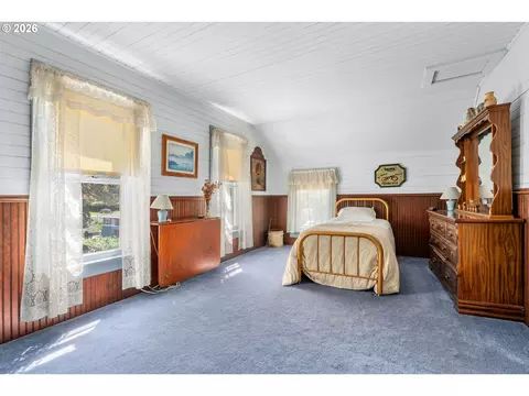 Bedroom - 115 SW Regulator St, Cascade Locks, OR 97014 photo 2 of 5