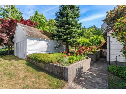 Exterior - 115 SW Regulator St, Cascade Locks, OR 97014 photo 3 of 7