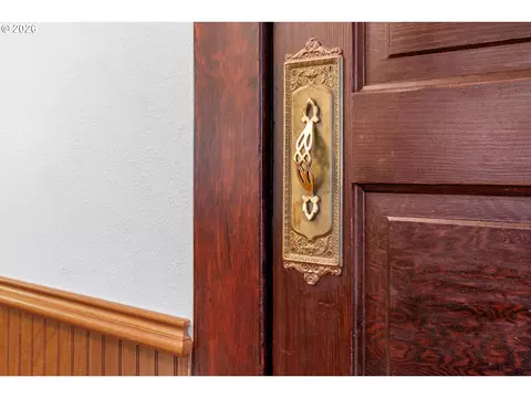 Entry Way - 115 SW Regulator St, Cascade Locks, OR 97014 photo 2 of 6