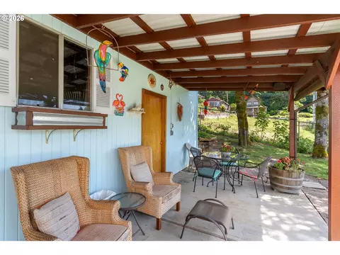 Exterior - 115 SW Regulator St, Cascade Locks, OR 97014 photo 2 of 7