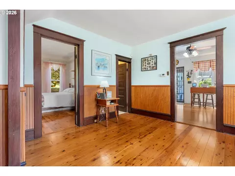 Entry Way - 115 SW Regulator St, Cascade Locks, OR 97014 photo 4 of 6