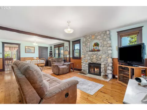 Living - 115 SW Regulator St, Cascade Locks, OR 97014 photo 1 of 1