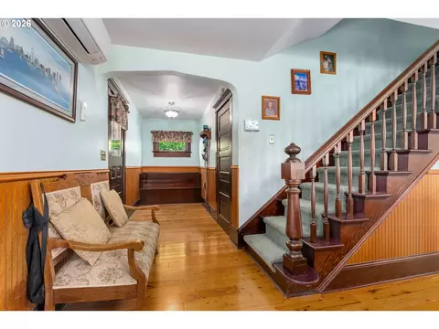 Entry Way - 115 SW Regulator St, Cascade Locks, OR 97014 photo 6 of 6