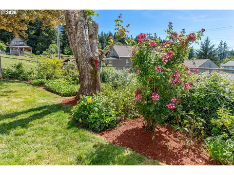 Exterior - 115 SW Regulator St, Cascade Locks, OR 97014 photo 5 of 7