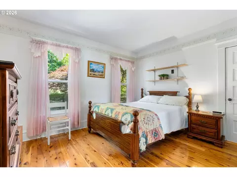 Bedroom - 115 SW Regulator St, Cascade Locks, OR 97014 photo 1 of 5